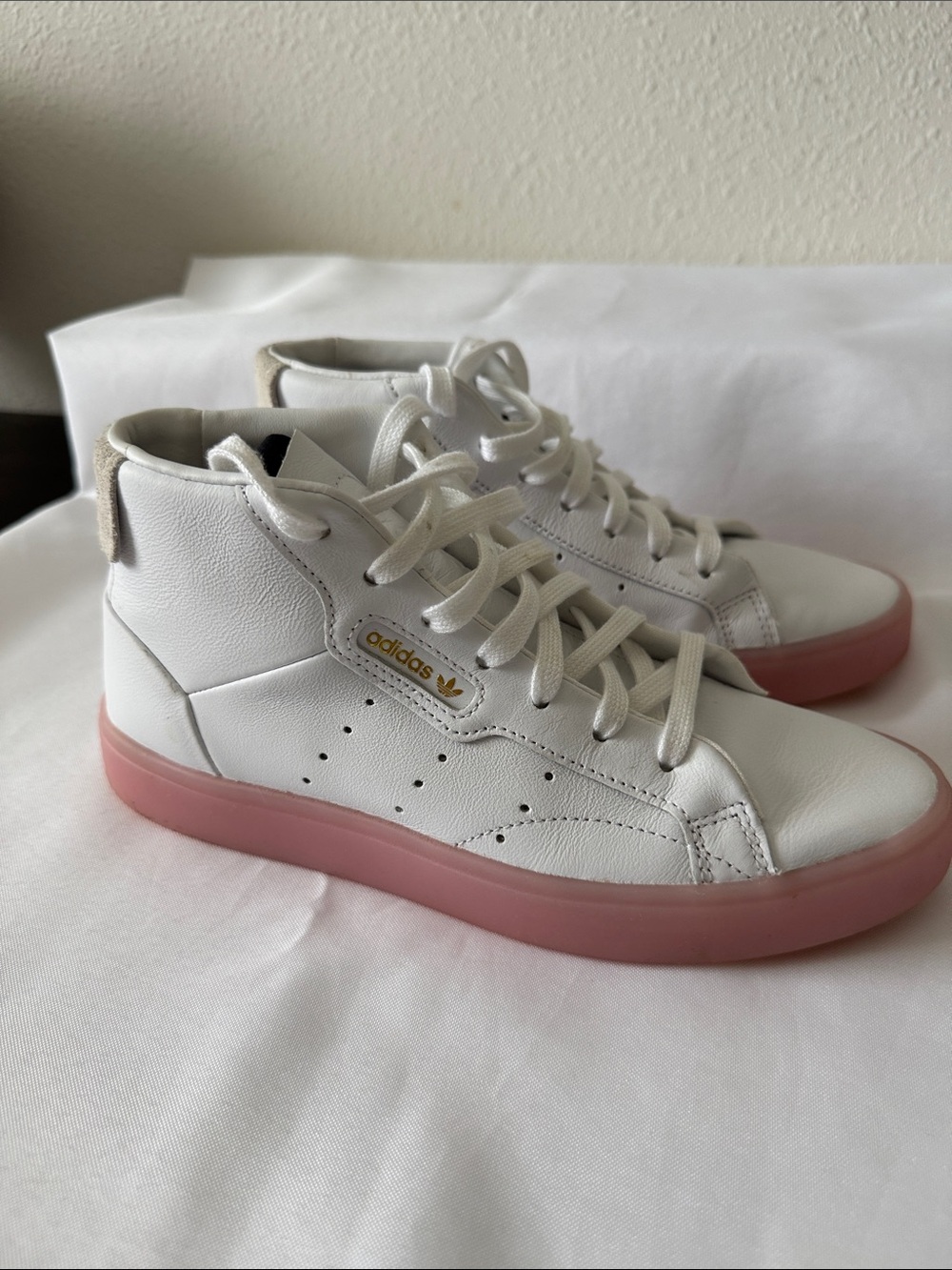 adidas Sleek Women’s White Mid-Top Sneakers with Pink Cupsole - Picture 2 of 9